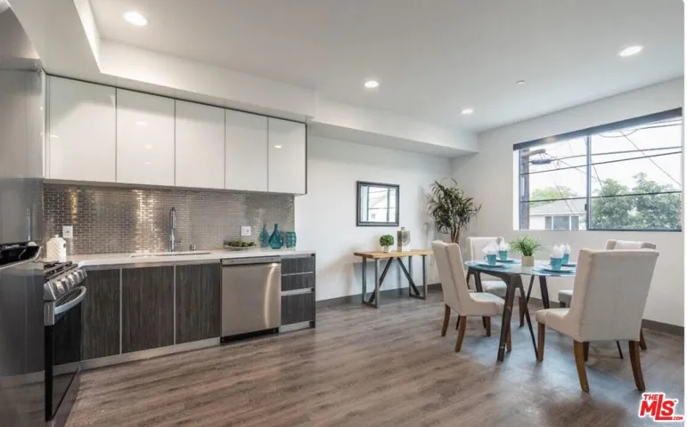 552 N Hobart Boulevard 208, Los Angeles, California 90004