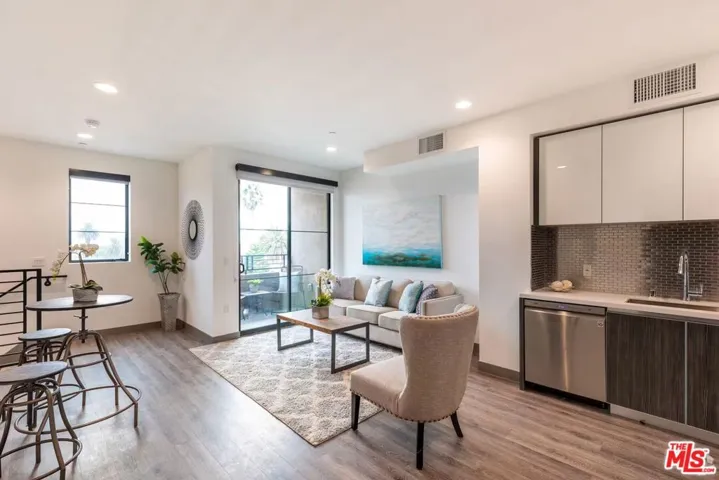 552 N Hobart Boulevard 208, Los Angeles, California 90004