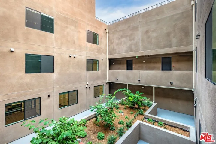 552 N Hobart Boulevard 208, Los Angeles, California 90004