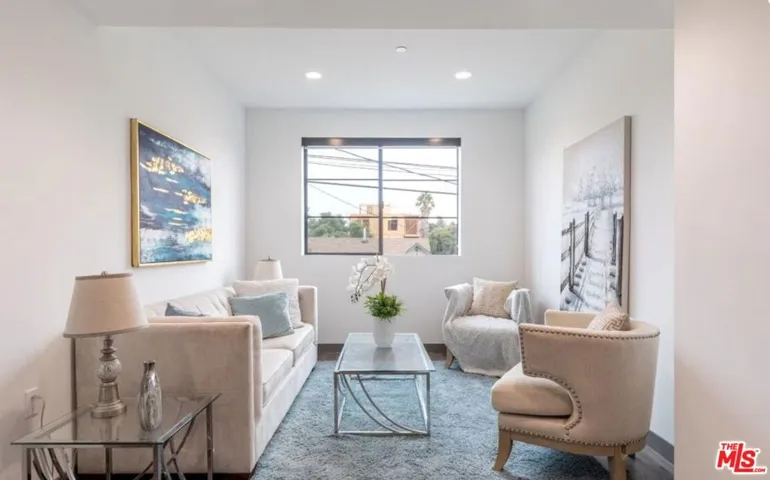 552 N Hobart Boulevard 208, Los Angeles, California 90004