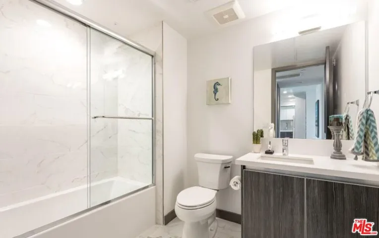 552 N Hobart Boulevard 208, Los Angeles, California 90004