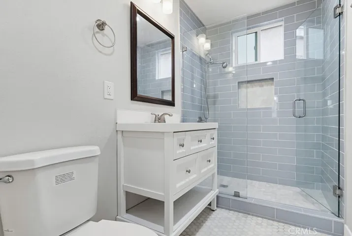 FRONT UNIT BATHROOM