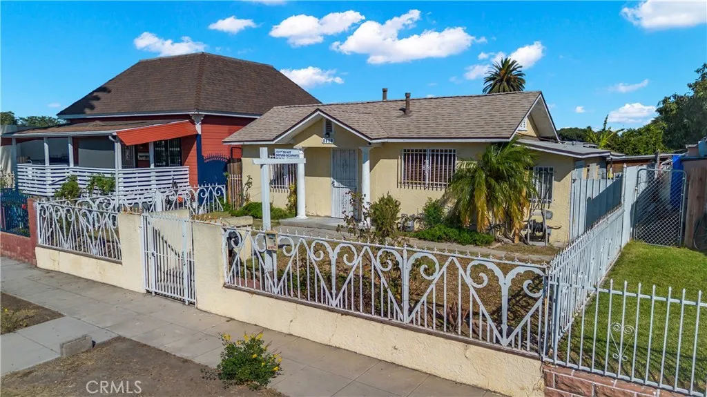 8810 Menlo Avenue, Los Angeles, California 90044 home-pic-1