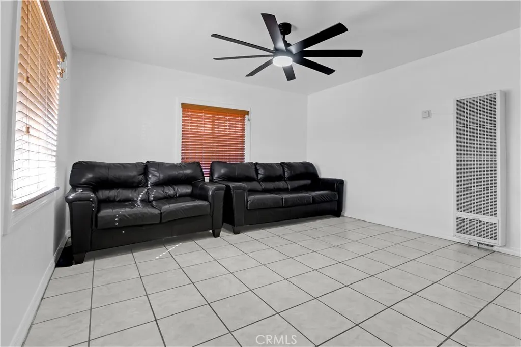 8810 Menlo Avenue, Los Angeles, California 90044 home-pic-4