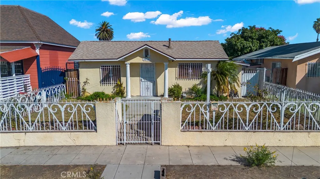 8810 Menlo Avenue, Los Angeles, California 90044 home-pic-0