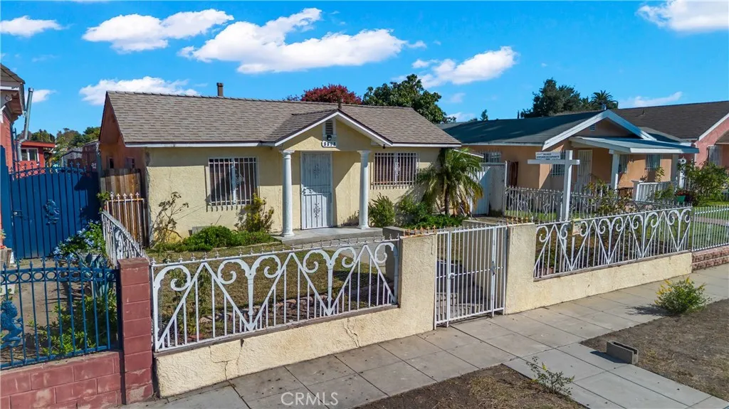 8810 Menlo Avenue, Los Angeles, California 90044 home-pic-2