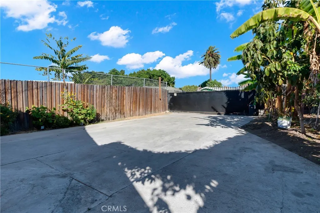 8810 Menlo Avenue, Los Angeles, California 90044 home-pic-21