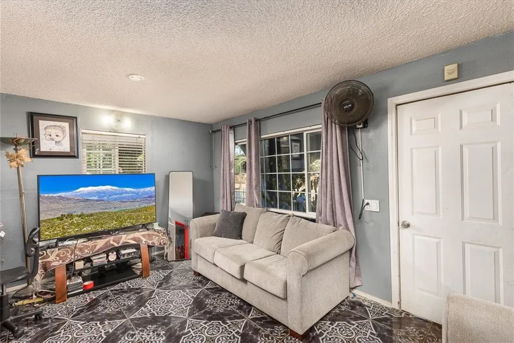 13680 Estelle Street, Corona, California 92879 home-pic-3