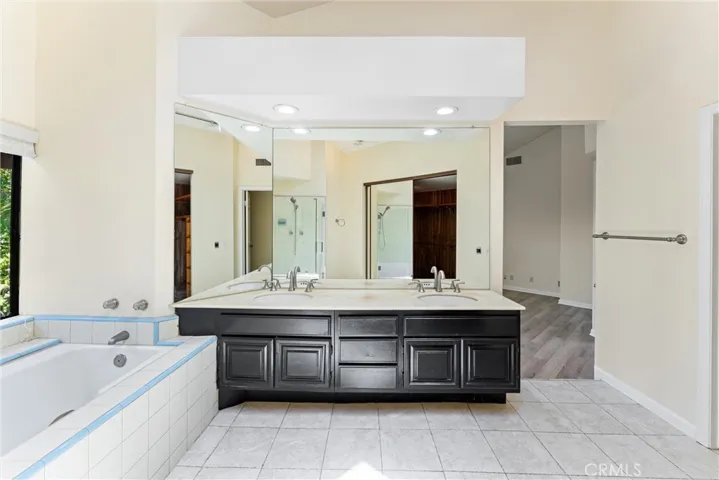 Master Bathroom (Upstairs)