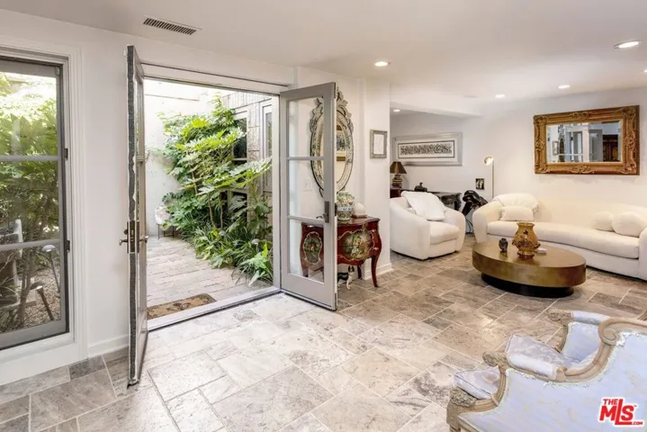 415 Stunt Road, Calabasas, California 91302