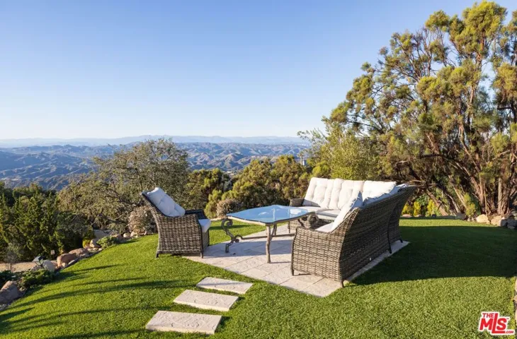 415 Stunt Road, Calabasas, California 91302