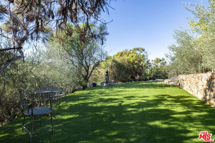 415 Stunt Road, Calabasas, California 91302