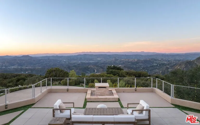 415 Stunt Road, Calabasas, California 91302