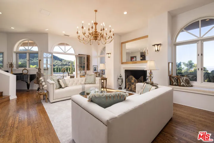 415 Stunt Road, Calabasas, California 91302