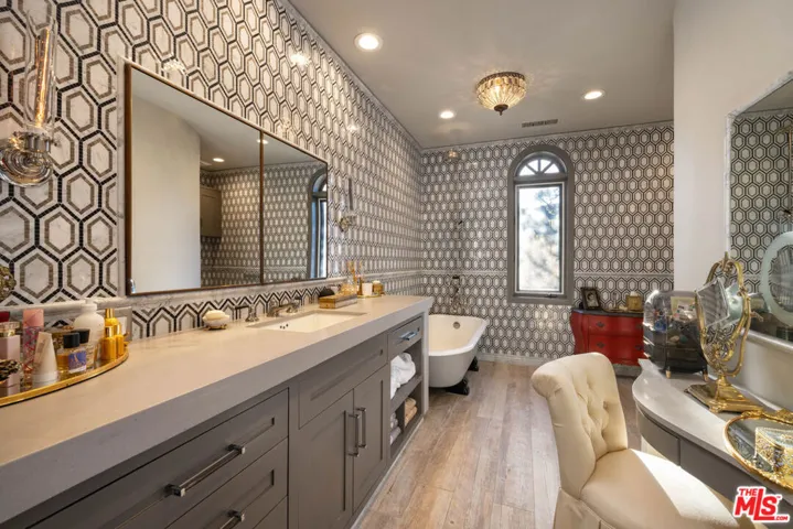 415 Stunt Road, Calabasas, California 91302