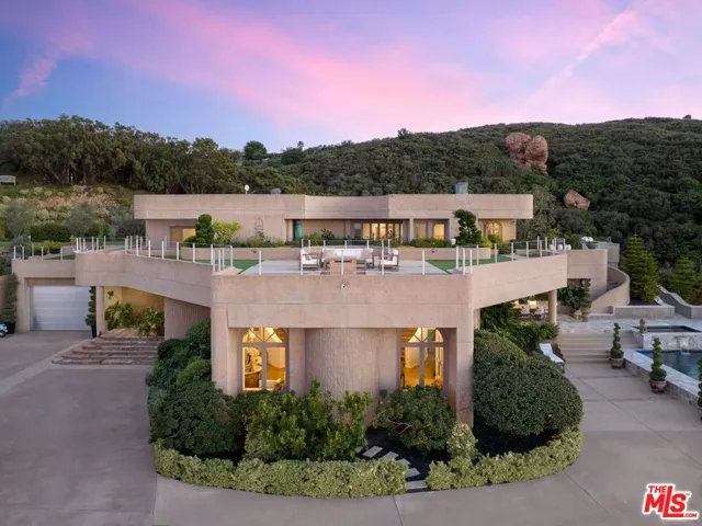 415 Stunt Road, Calabasas, California 91302