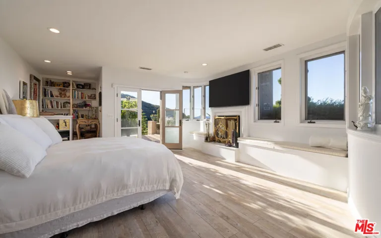 415 Stunt Road, Calabasas, California 91302