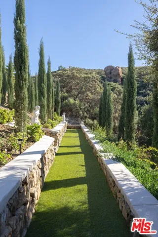 415 Stunt Road, Calabasas, California 91302