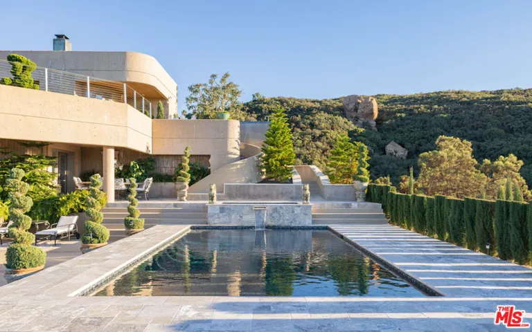 415 Stunt Road, Calabasas, California 91302