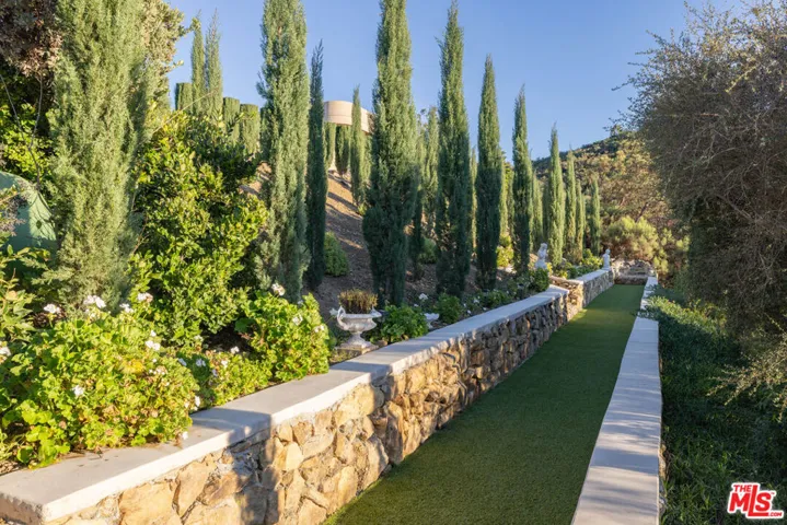415 Stunt Road, Calabasas, California 91302