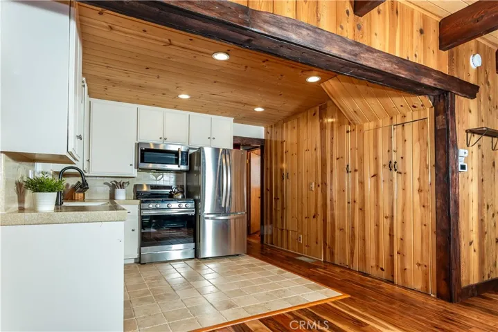 27941 Rainbow Drive, Lake Arrowhead, California 92352