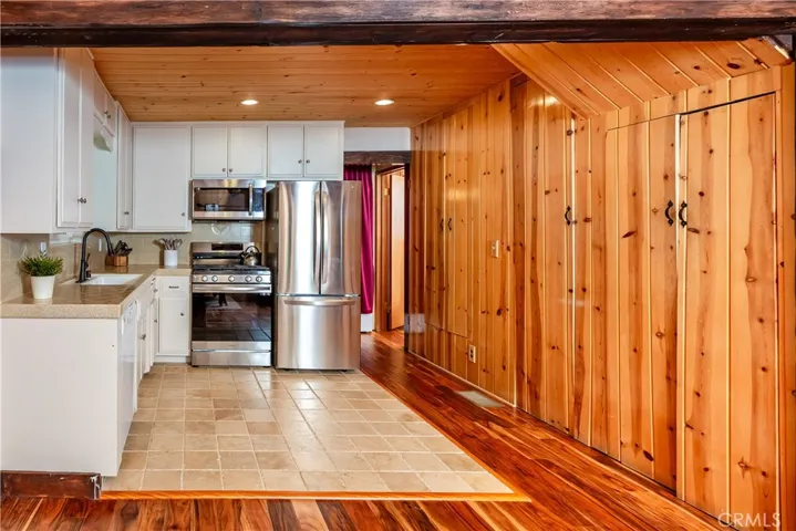 27941 Rainbow Drive, Lake Arrowhead, California 92352
