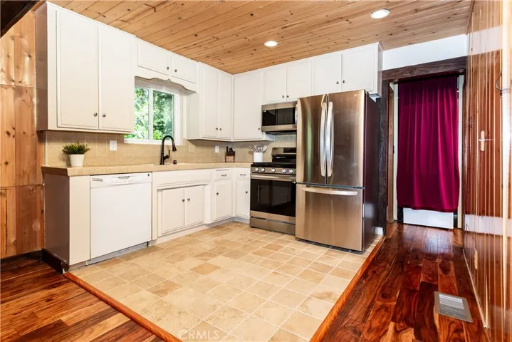27941 Rainbow Drive, Lake Arrowhead, California 92352