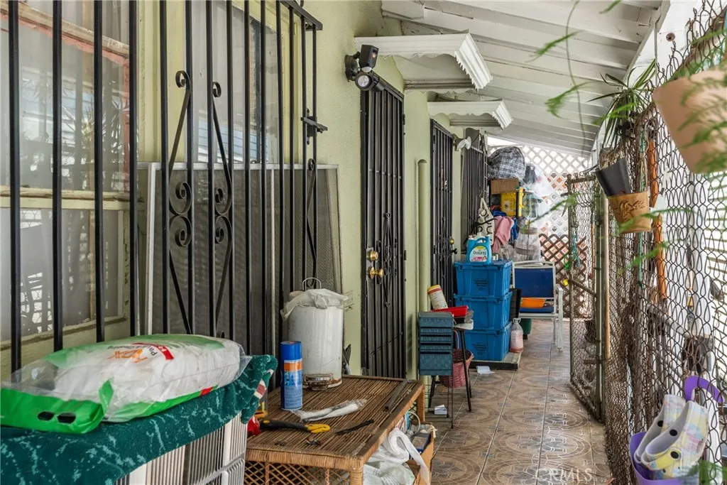 2508 Saturn Avenue, Huntington Park, California 90255 home-pic-18