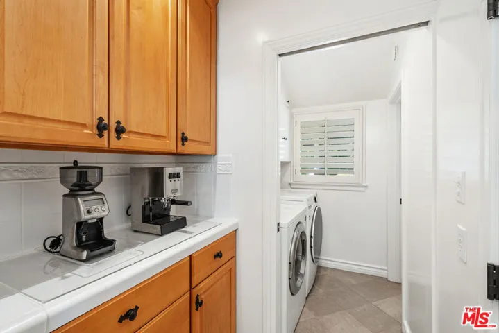 COFFEE BAR/LAUNDRY