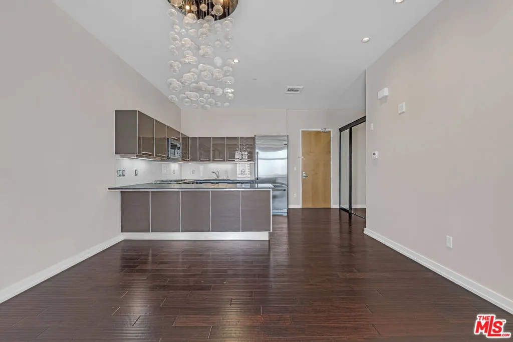 801 S Grand Avenue 2202, Los Angeles, California 90017 home-pic-16