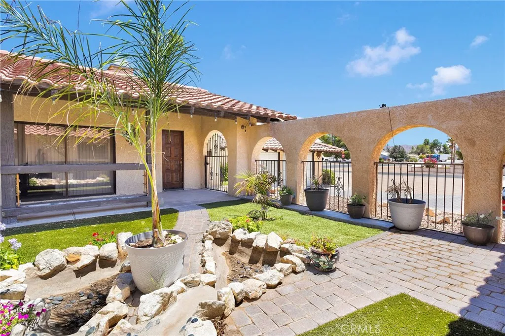 19678 Red Feather Road, Apple Valley, California 92307 home-pic-1