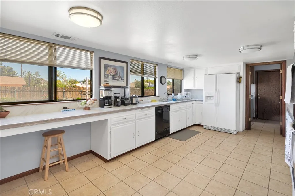 19678 Red Feather Road, Apple Valley, California 92307 home-pic-13