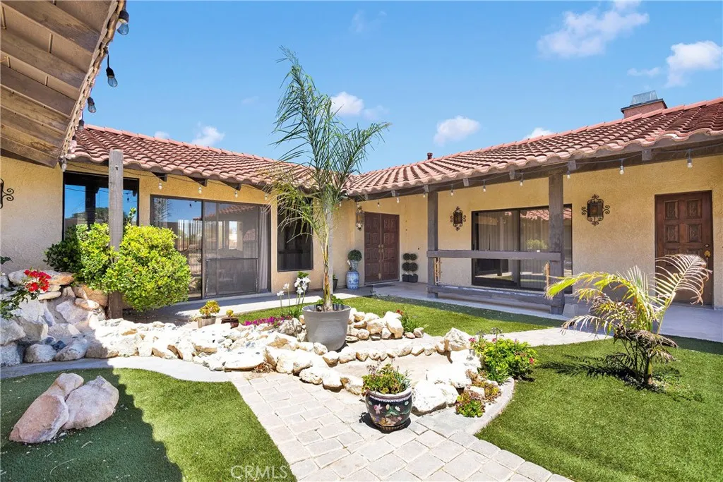 19678 Red Feather Road, Apple Valley, California 92307 home-pic-2