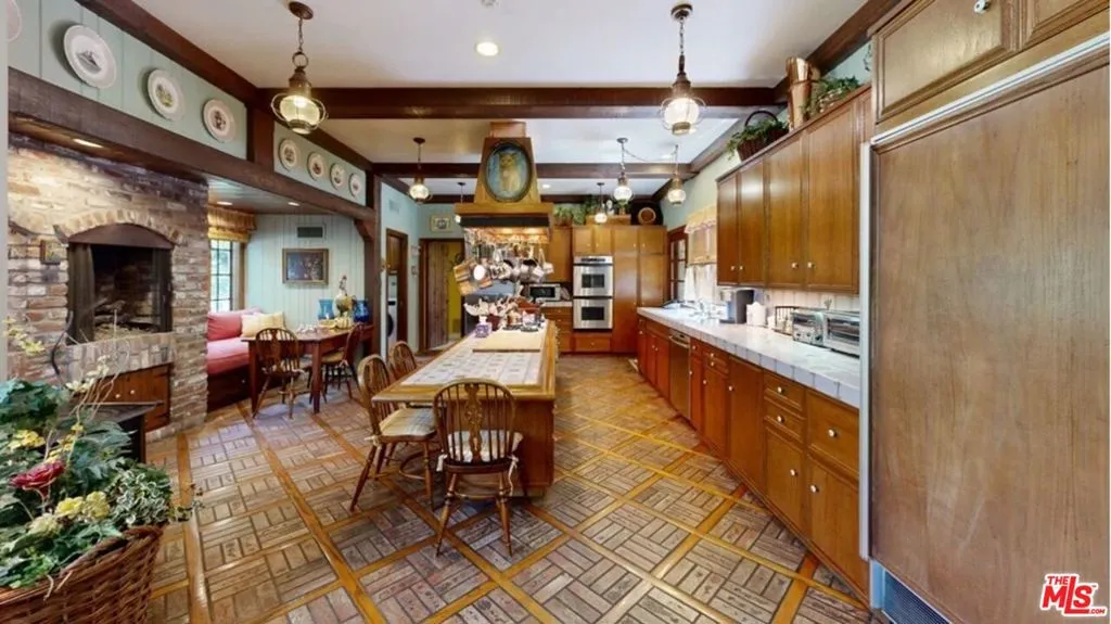 570 S Mapleton Drive, Los Angeles, California 90024 home-pic-18