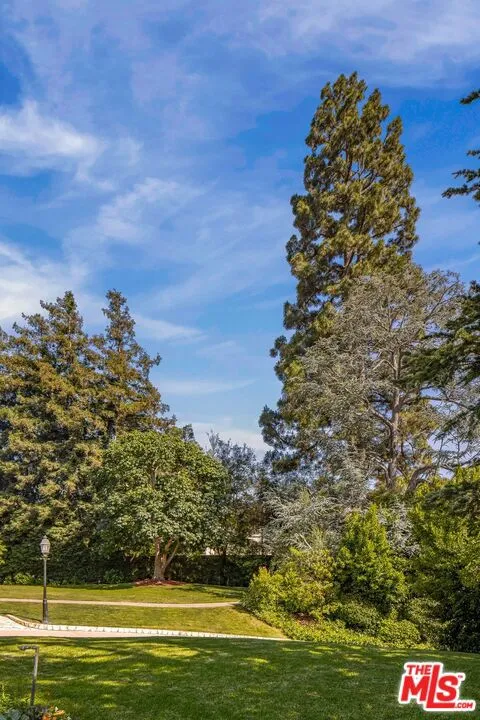 570 S Mapleton Drive, Los Angeles, California 90024 home-pic-8