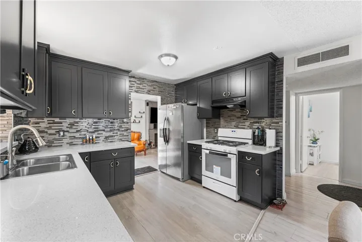 15060 Chatsworth Street E, San Fernando, California 91345