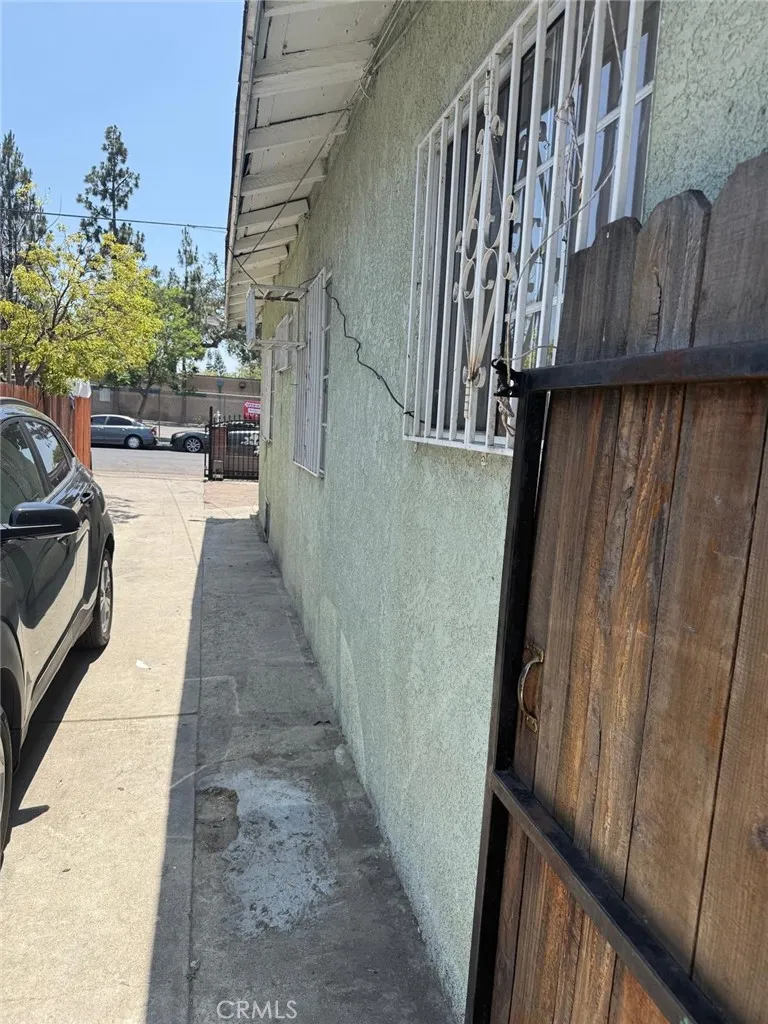 917 E 42nd Street, Los Angeles, California 90011 home-pic-21