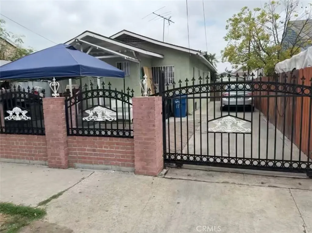 917 E 42nd Street, Los Angeles, California 90011 home-pic-1