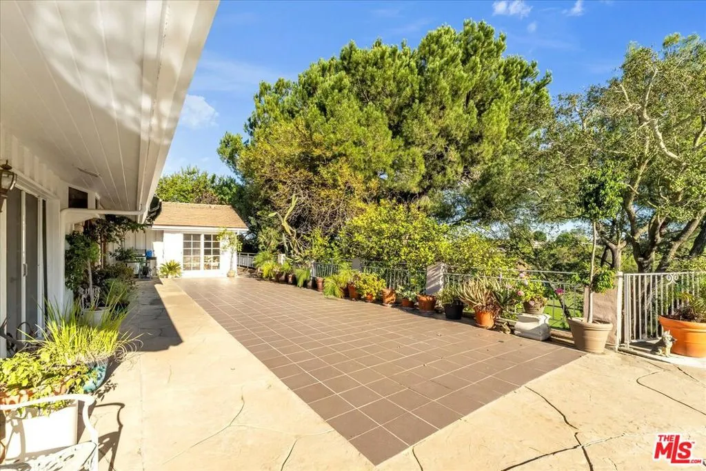 16560 Park Lane Circle, Los Angeles, California 90049 home-pic-46