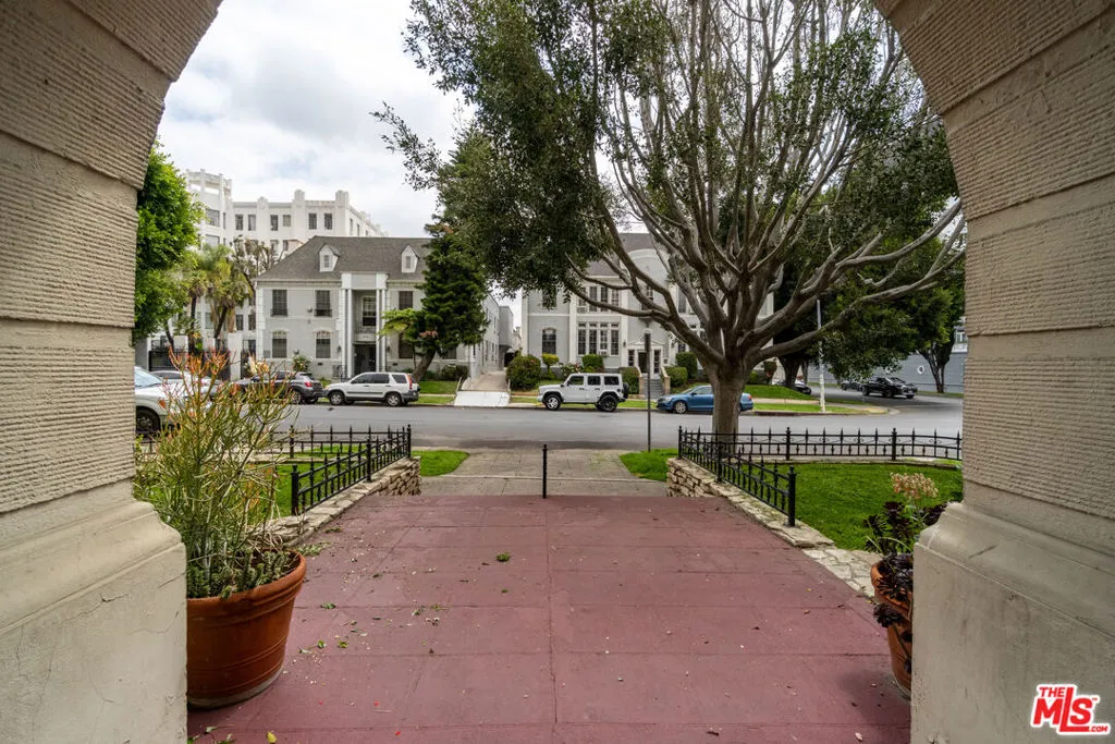 855 S Serrano Avenue 43a, Los Angeles, California 90005 home-pic-21