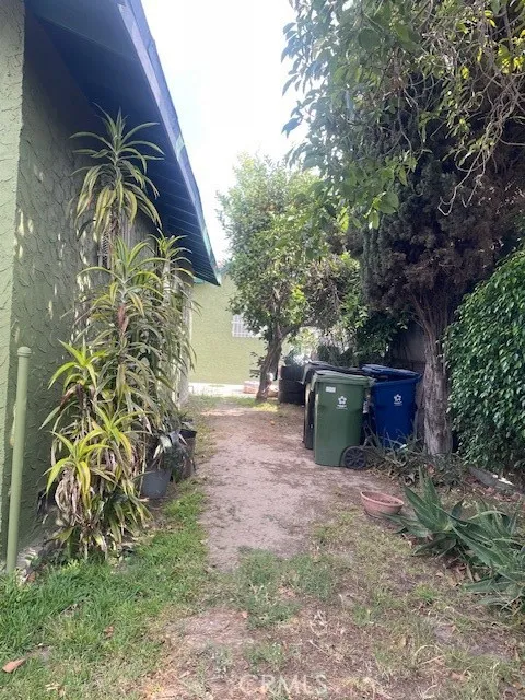 1113 E 83rd Street, Los Angeles, California 90001 home-pic-5