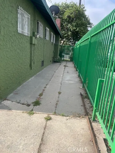 1113 E 83rd Street, Los Angeles, California 90001 home-pic-4