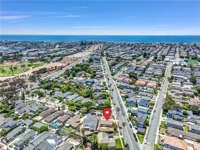 Dog Park 3 blocks, Ocean 1.5 Miles, Jefferson School 3 blocks away.
