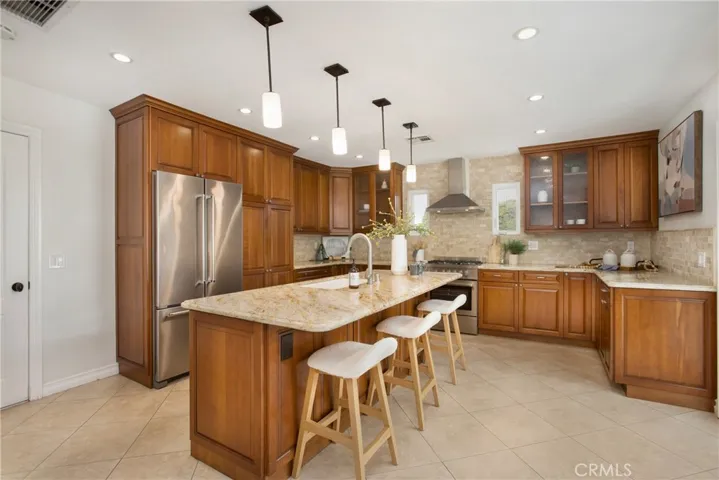 Incredible kitchen.
