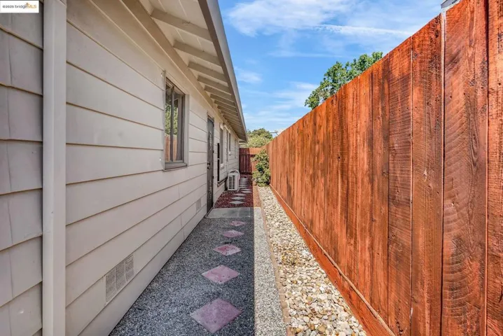 860 W. 17th St., Pittsburg, California 94565-3715