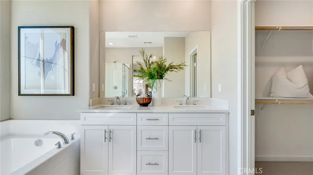 2745 E Amberley Privado, Ontario, California 91762 home-pic-8