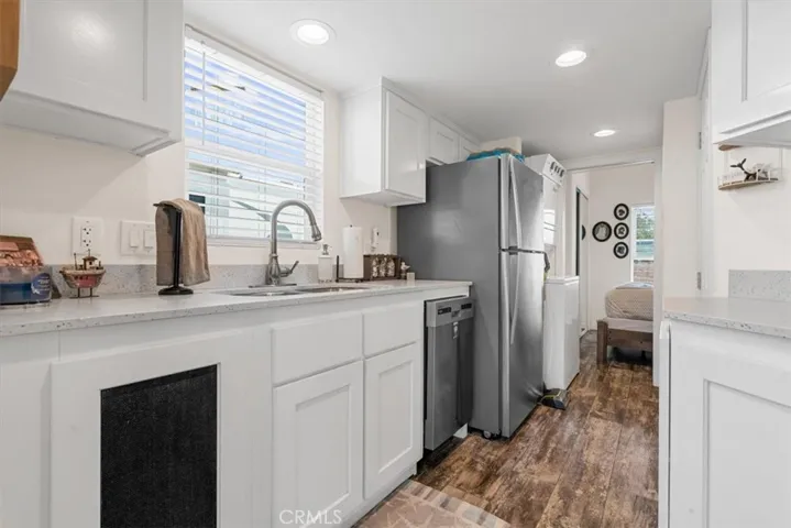 Solid surface counters and stainless appliances