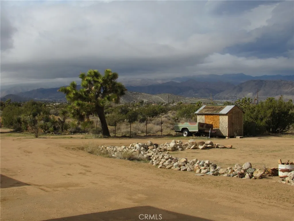8626 La Contenta Road, Yucca Valley, California 92284 home-pic-20