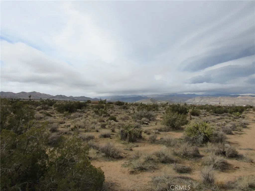 8626 La Contenta Road, Yucca Valley, California 92284 home-pic-24