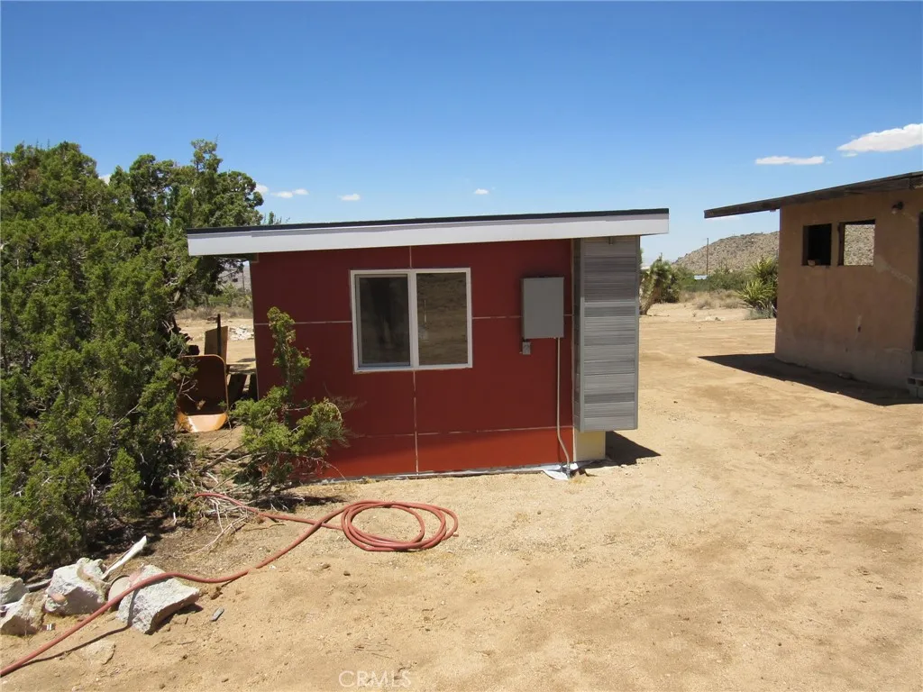 8626 La Contenta Road, Yucca Valley, California 92284 home-pic-15